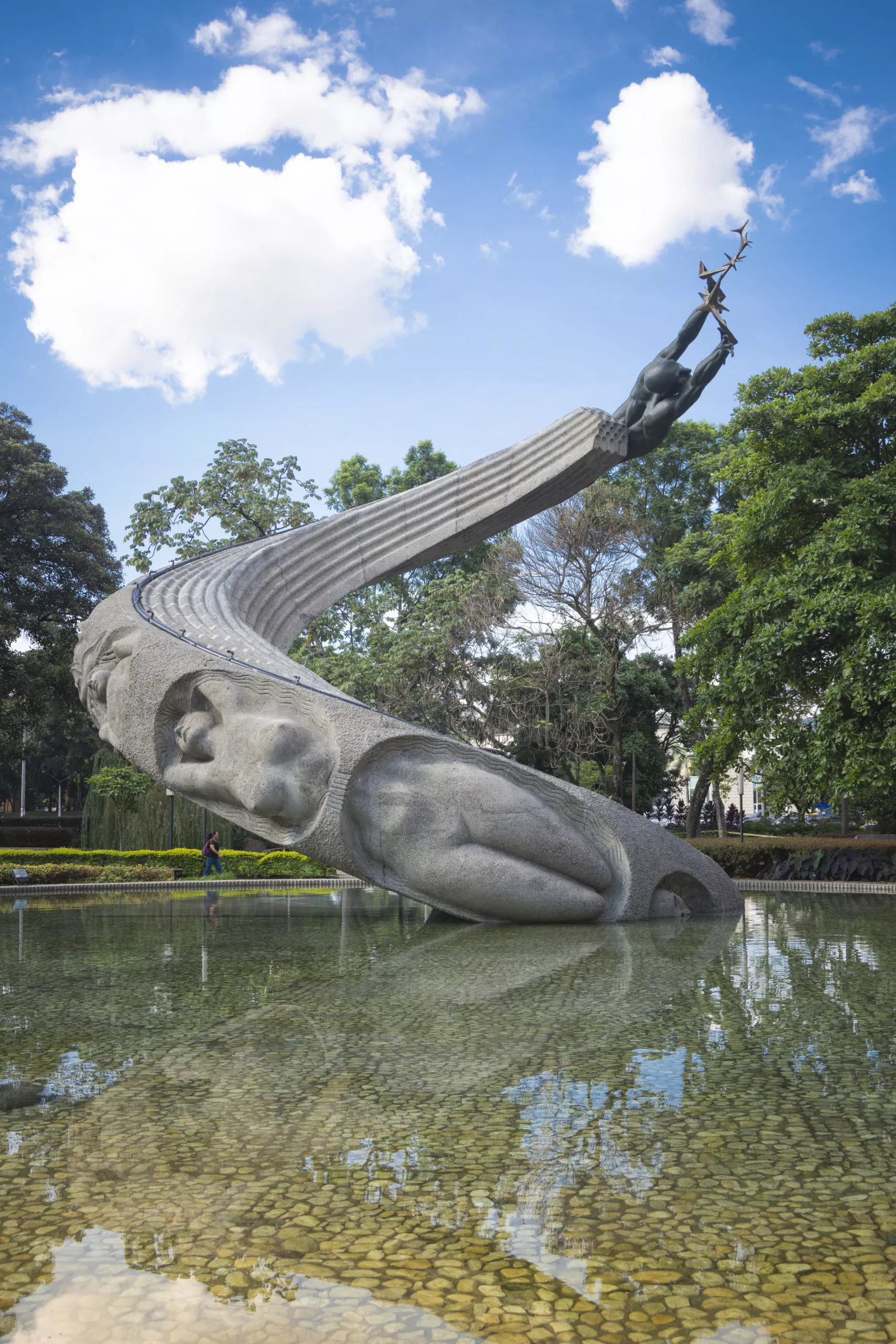 Monumento a la Vida Tentación del Hombre Infinito - Rodrigo Arenas Betancourt