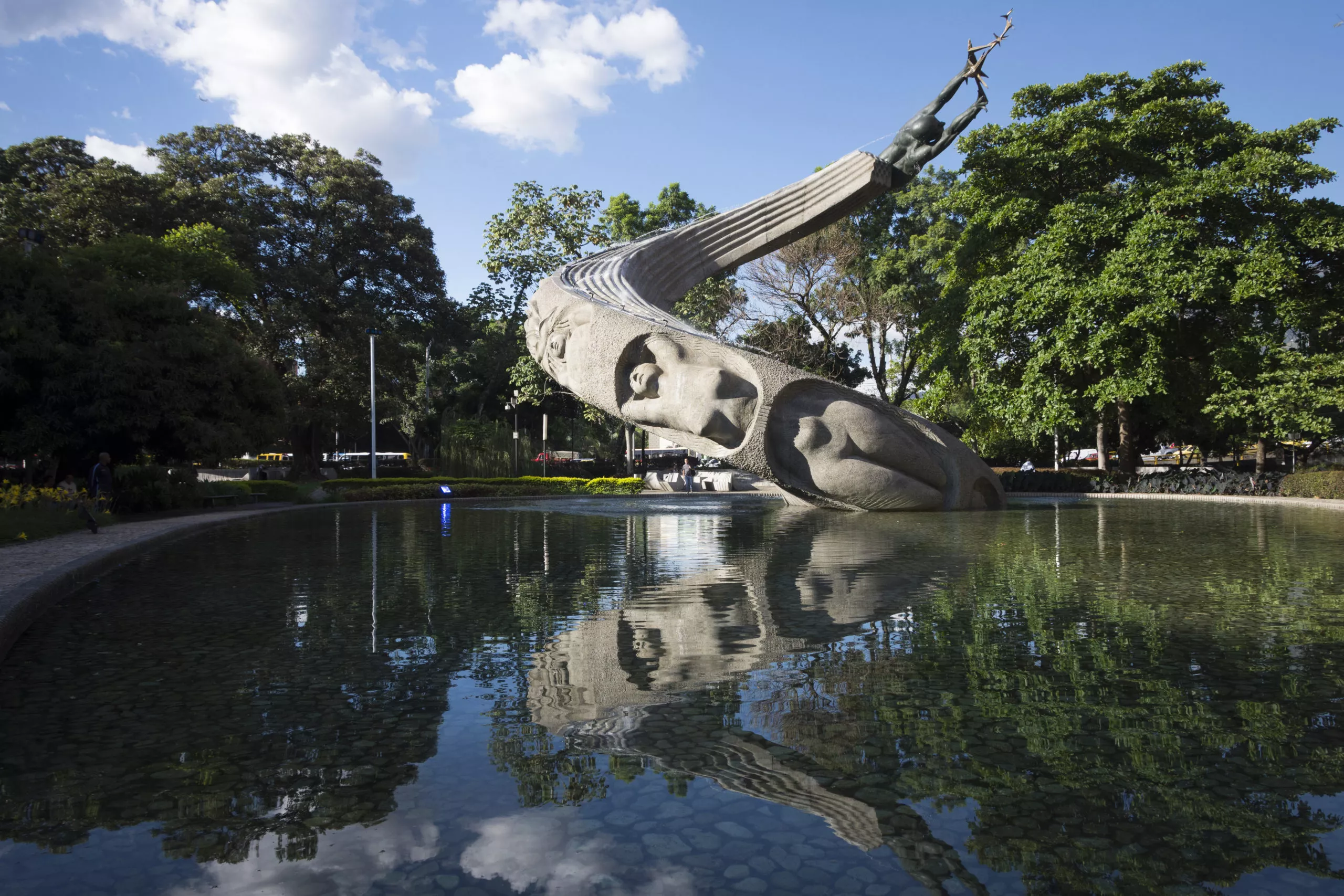 Monumento a la Vida Tentación del Hombre Infinito - Rodrigo Arenas Betancourt