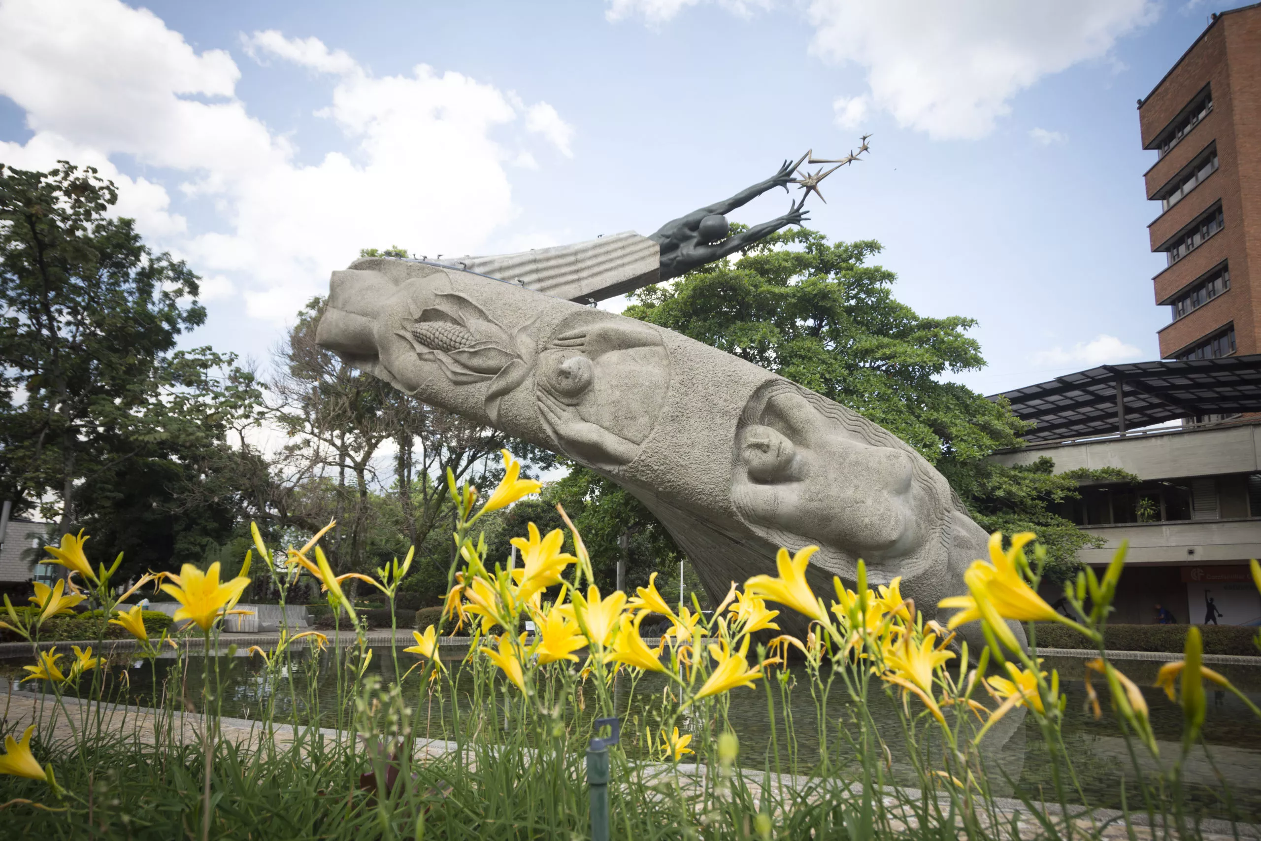 Monumento a la Vida Tentación del Hombre Infinito - Rodrigo Arenas Betancourt